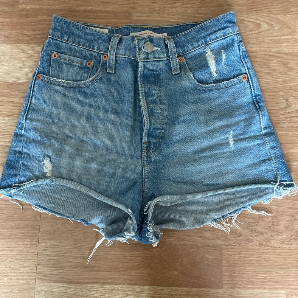 Levi’s Ribcage Shorts Medium Wash
